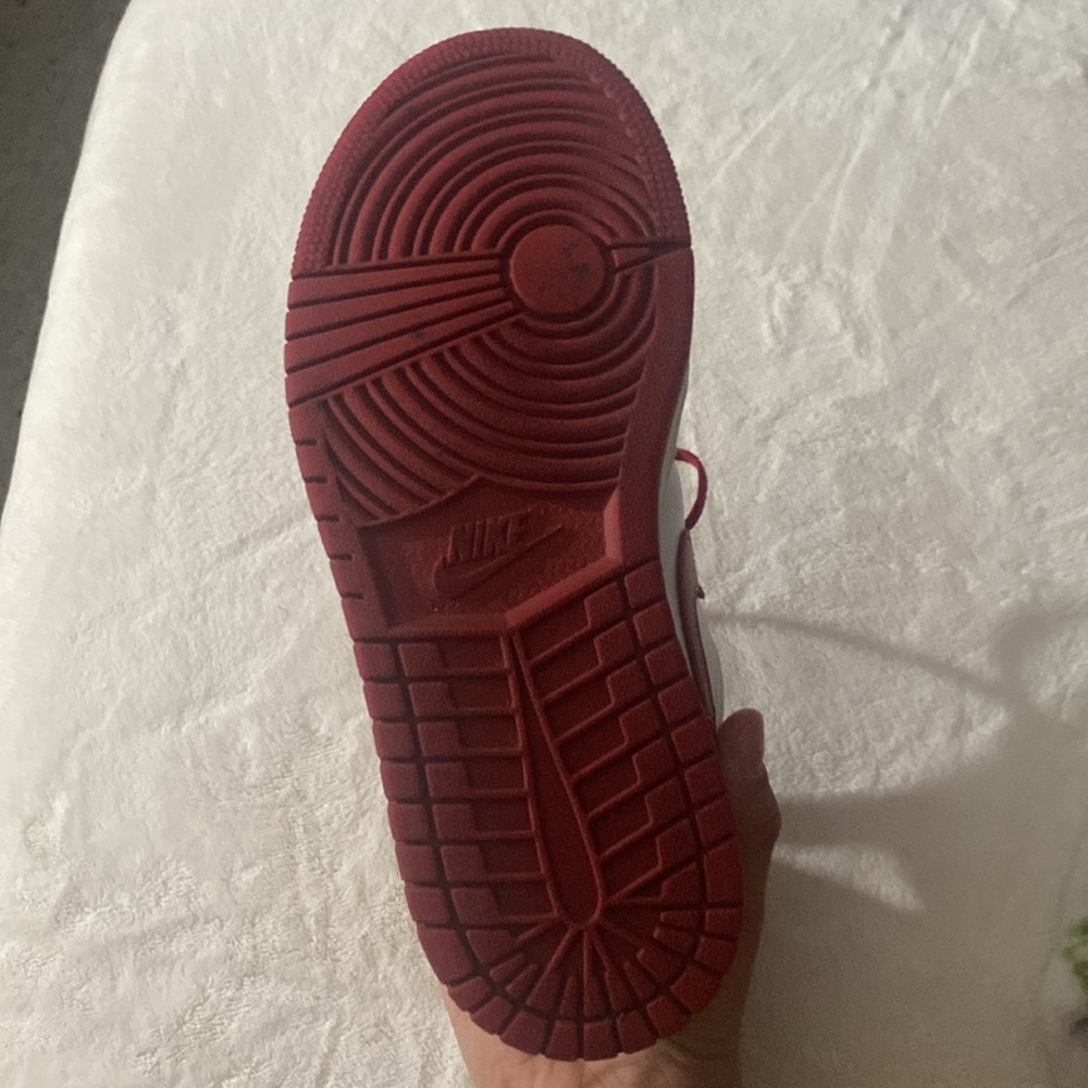 Low top red nike sneakers - Picture 4 of 5